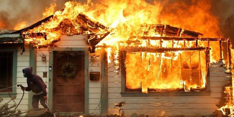 Fogo avança em Los Angeles, e polícia emite ordem de retirada em área perto da Calçada da Fama