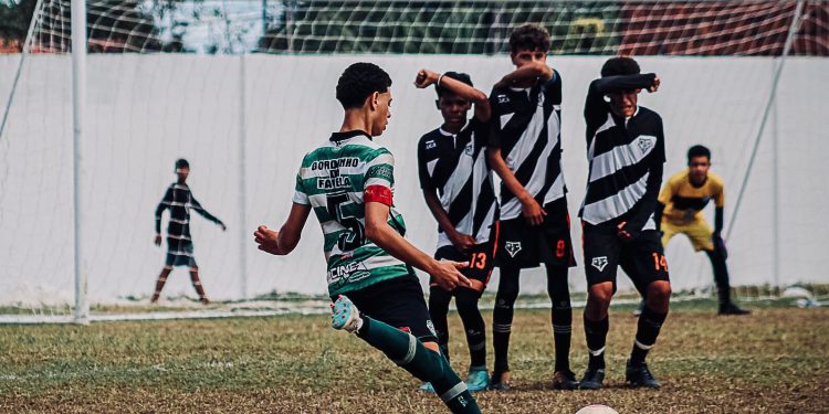 Jorge Luis: volante de 15 anos se destaca no futebol da Bahia e fecha contrato com empresa de gestão de carreiras referência no Brasil