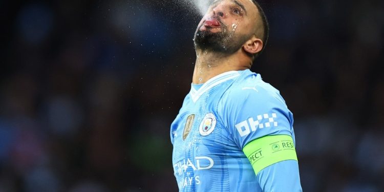 Após goleada por 8 a 0, Guardiola diz que Walker pediu para deixar o Manchester City