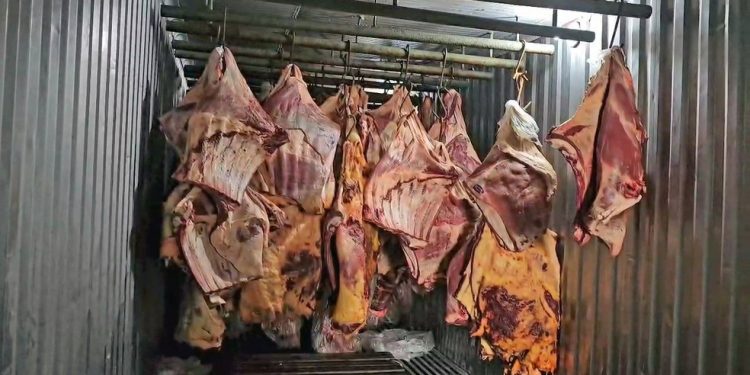 Quatro são presos no RJ em empresa que maquiou e revendeu carne podre que ficou submersa na enchente de Porto Alegre