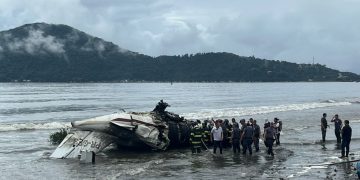 Pais e crianças resgatados de avião que explodiu em Ubatuba seguem internados; mulher está em estado grave