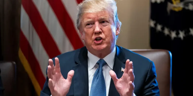 Trump segura imposição de tarifas a Colômbia após anunciar acordo sobre deportados