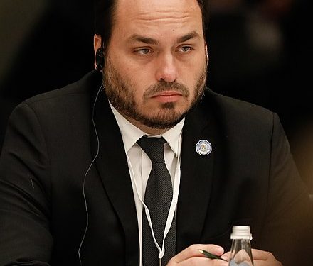 Perfil de Bolsonaro em rede social foi invadido e roubado, diz Carlos