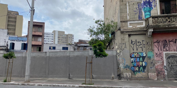 Prefeitura de SP constrói muro de 40 metros de extensão e confina Cracolândia