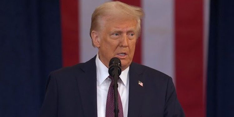 Trump toma posse de 2º mandato, ataca governo de Biden e anuncia emergência nacional na fronteira