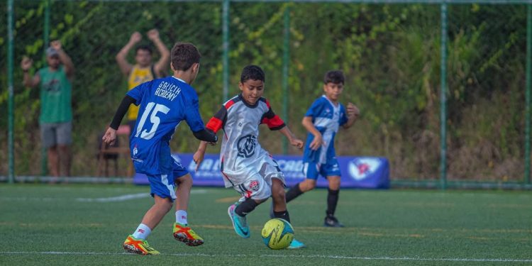 Enzo Soares: mini craque da iniciação no futebol baiano é um dos principais artilheiros da temporada 2024