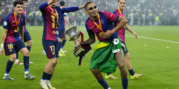 MVP da Supercopa do Barcelona, Raphinha quebra marca pessoal de gols na Europa