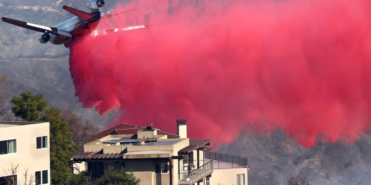Elite de Los Angeles contrata bombeiros particulares por R$ 12 mil a hora