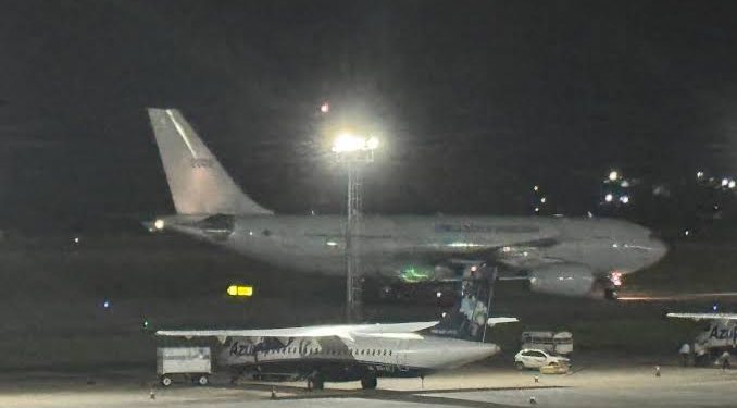 Brasileiros deportados dos EUA dizem ter sido agredidos em voo de volta ao Brasil