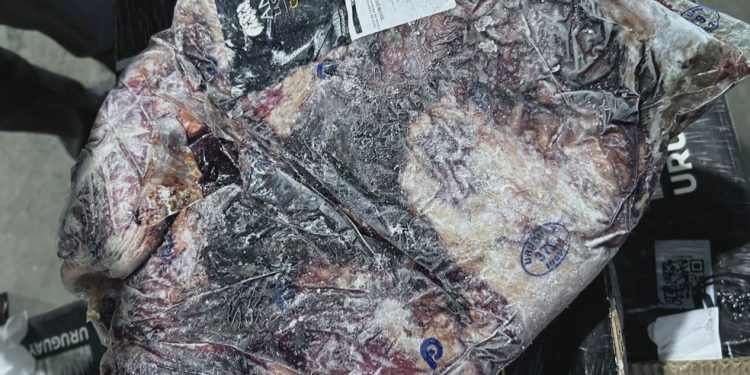 Polícia diz que frigorífico ‘maquiou’ carne estragada do RS e reembalou como produto nobre do Uruguai