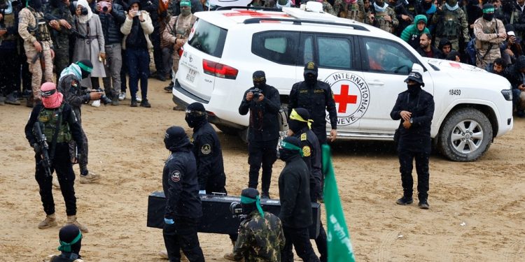 Hamas entrega corpos de bebê, criança, mãe e idoso em caixões pretos para Israel