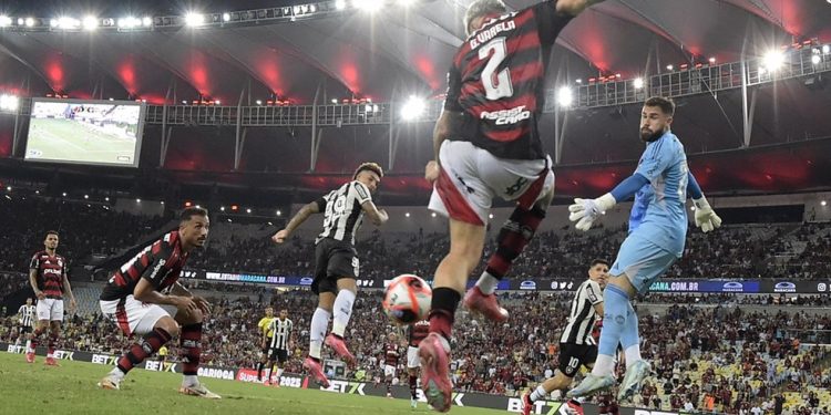 Em luto pela mãe, Varela entrega tudo e salva o Fla em cima da linha: “Comemorei como se fosse gol”