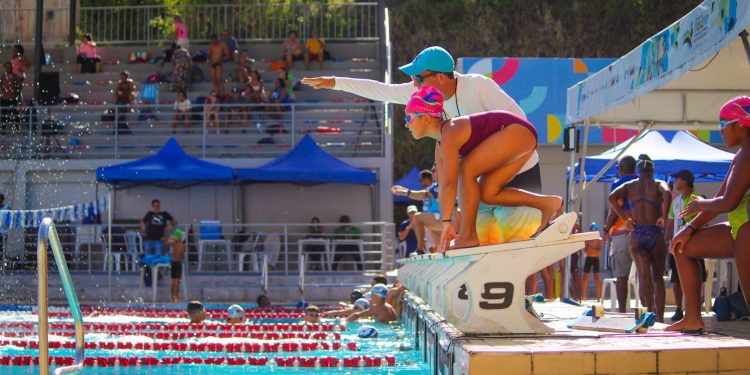 Escola de natação formadora de campeões nacionais em várias modalidades, oferece aulas para atletas e iniciantes na região metropolitana de Salvador