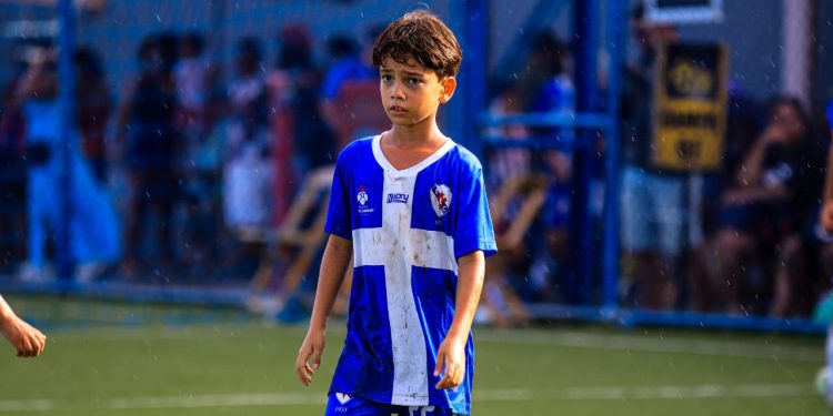 José Lorenzo: atleta da iniciação do Galícia, é mais uma jovem promessa da Bahia que se destaca na abertura da temporada 2025, no futebol de base brasileiro