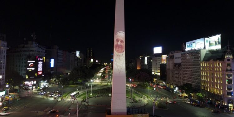 Fiéis rezam pela saúde do papa na Itália e na América Latina