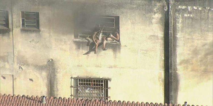 Confecção pega fogo em Ramos, com pessoas presas no imóvel; resgate é dramático, e há 7 feridos