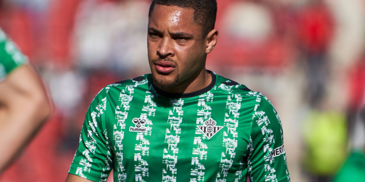 Técnico do Betis confirma acerto de Vitor Roque com Palmeiras