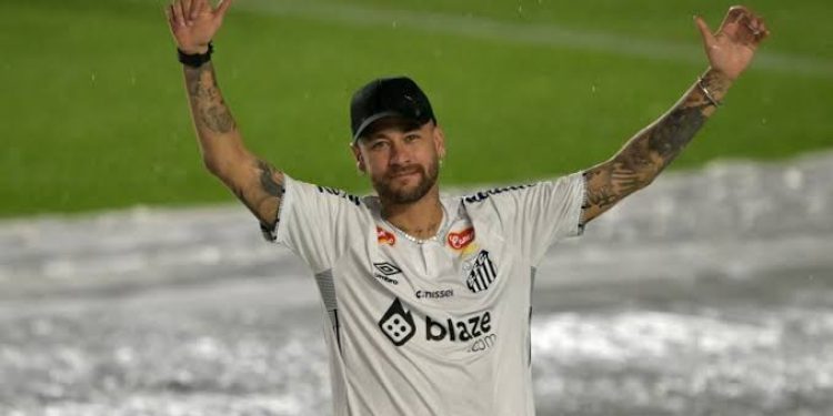 Neymar chega de helicóptero para primeiro treino no retorno ao Santos