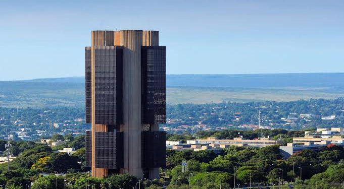 BC prevê estouro da inflação e aponta fiscal e câmbio como riscos em ata