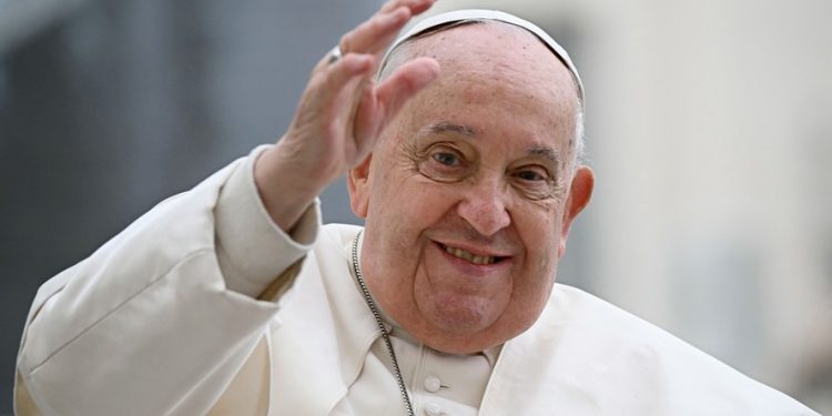 Papa Francisco passa bem a noite no hospital, informa Vaticano