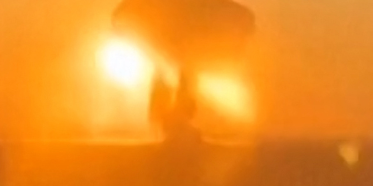 Ucrânia ataca base de bombardeiros nucleares russos, e explosão forma nuvem de fumaça gigante