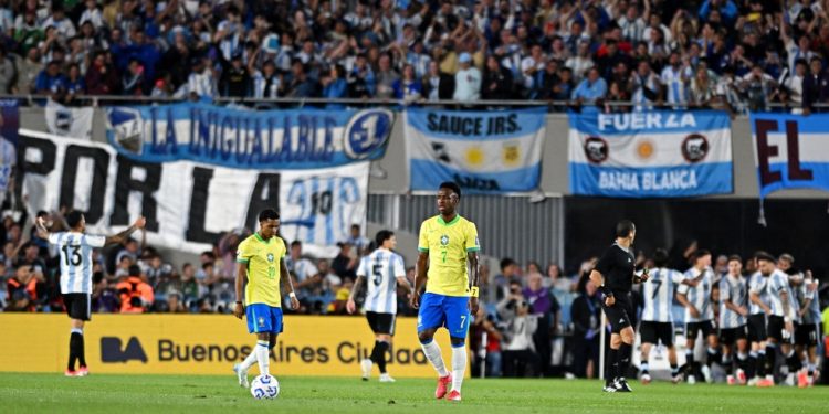 Análise: Brasil é atropelado do início ao fim e assusta o torcedor a quase um ano da Copa do Mundo