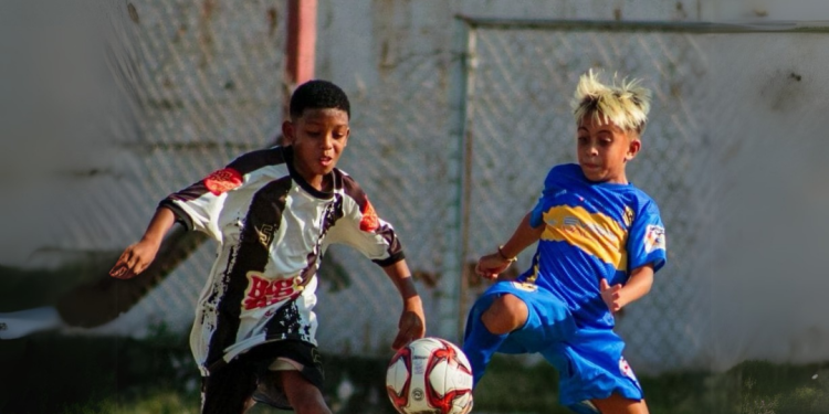 Muita velocidade, dribles, assistências e ótima finalização: características do craque Enzo Dantas, destaque do Resende- RJ