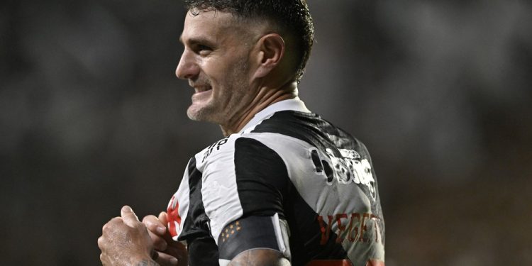 Análise: dominância de Vegetti pelo alto e força de São Januário são decisivos em virada do Vasco