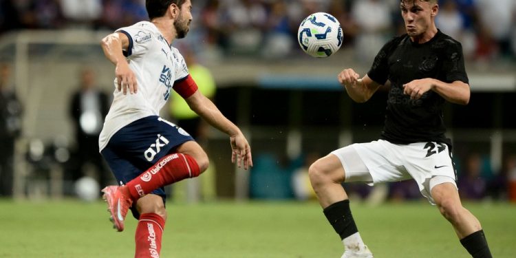 Análise: Corinthians roda o elenco, arranca empate no fim e estreia com sensação de dever cumprido