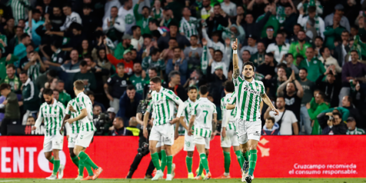 Ex-Inter marca de cabeça, Real perde de virada do Betis e pode cair para terceiro