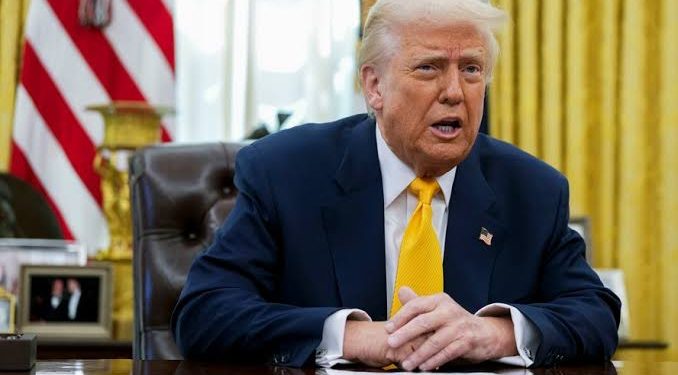 Trump não descarta recessão, rejeita temores sobre tarifas e admite que preços podem subir