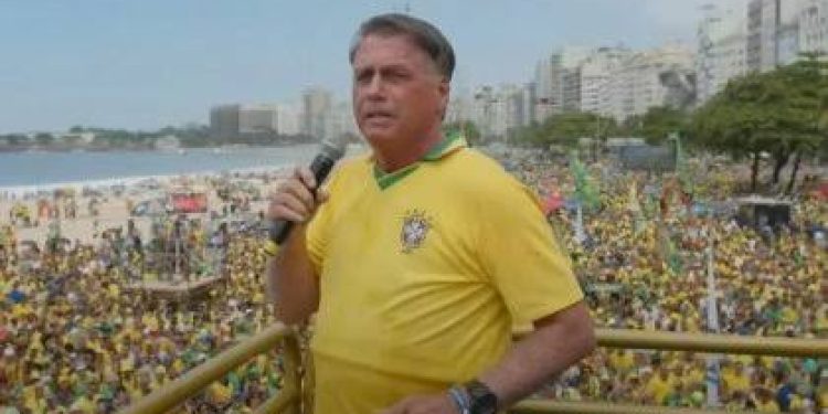 Em ato no Rio, Bolsonaro diz que não vai sair do Brasil e que será um problema preso ou morto