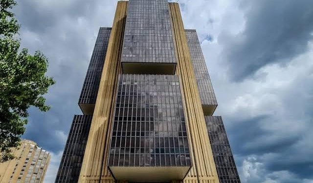 Selic deve subir e voltar ao nível de crise de Dilma nesta quarta, e próximos passos do Copom são incertos