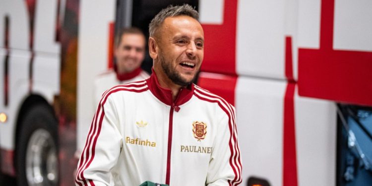 Coritiba se reúne com Rafinha para propor rescisão amigável; entenda