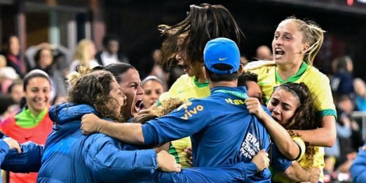 Com gols nos acréscimos, Brasil vence EUA e encerra escrita de dez anos contra a rival