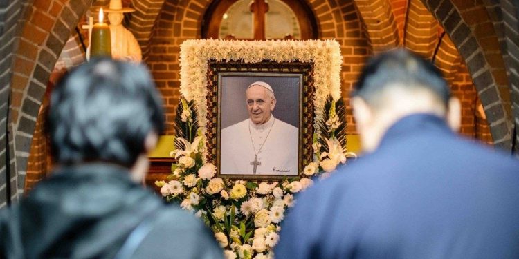Após missa fúnebre com apelos de paz, Francisco é sepultado