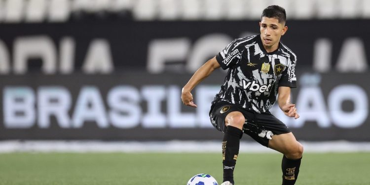 Análise: Botafogo cresce com Savarino no meio, e mudanças carimbam primeira vitória no Brasileiro