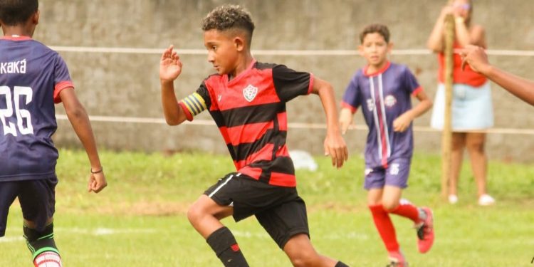 Davy Cavalcante: coringa de apenas 10 anos da iniciação do Vitória, se destaca por velocidade, força e assistências