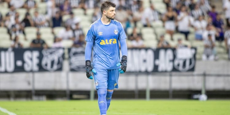 Goleiro do Grêmio vai à área rival tentar empate no escanteio, mas sofre gol no contra-ataque; veja