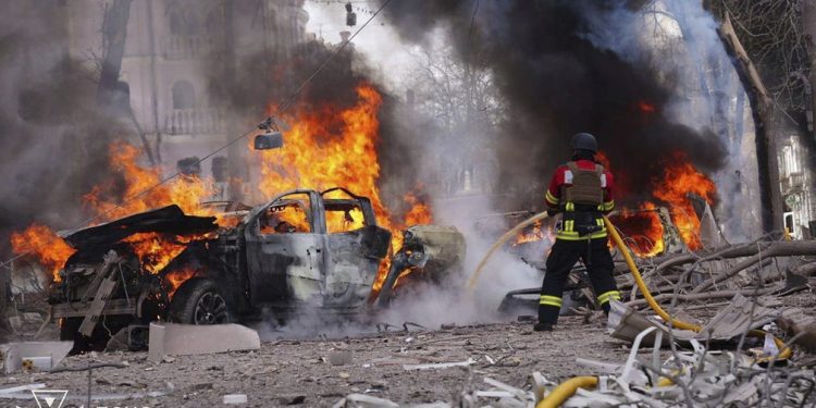 Rússia lança mísseis contra Ucrânia e deixa 32 mortos e mais de 80 feridos em Sumy