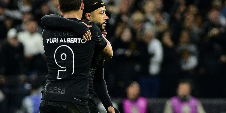 Análise: Ramón Díaz volta à “zona de conforto”, e Corinthians é letal contra o Vasco no Brasileirão