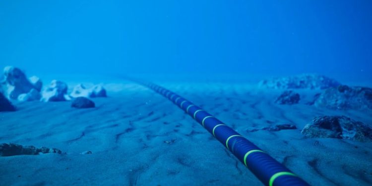 Ataques da Rússia a cabos submarinos ameaçam rede de internet que movimenta 95% dos dados globais; entenda