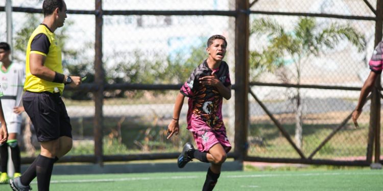 Velocidade, drible e visão de jogo: características do jogador Ítalo, revelação do sub-15 da base baiana