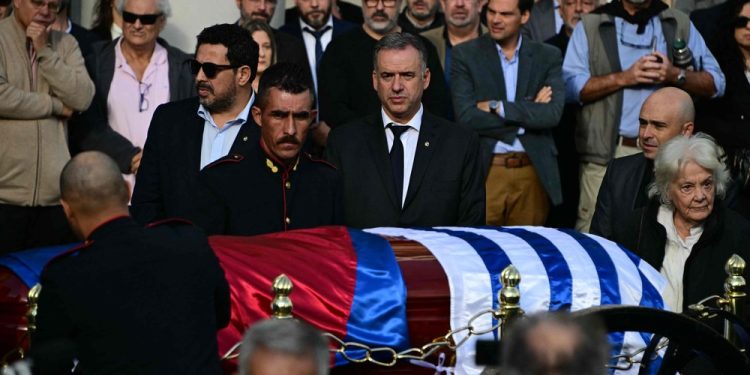 Uruguai se despede de Mujica com cortejo e velório aberto ao público antes de cremação