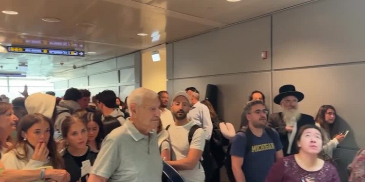 Míssil lançado do Iêmen cai perto do principal aeroporto de Israel