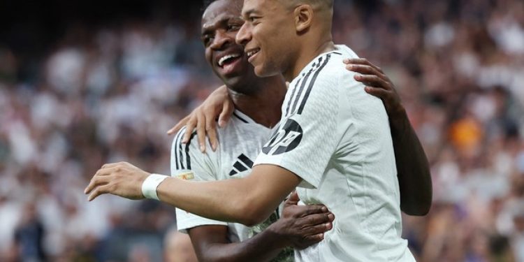 Em jogo de homenagens e emoção, Real vence com dois gols de Mbappé