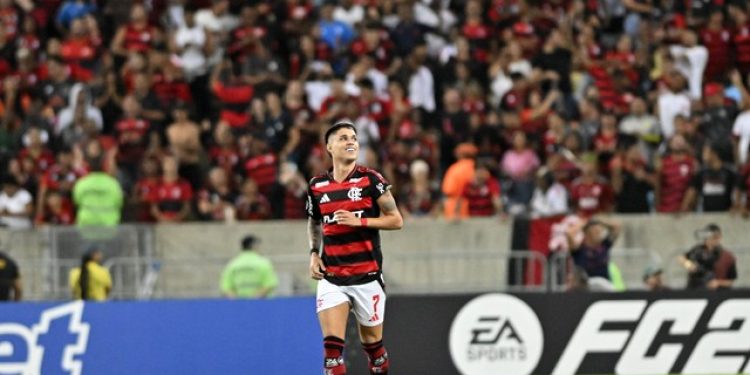 Flamengo vence a LDU e entra na zona de classificação às oitavas da Libertadores