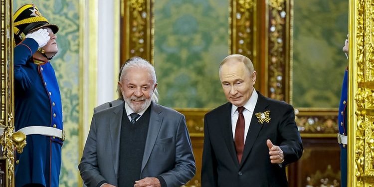 De volta a Moscou, Lula tenta convencer Putin a negociar
