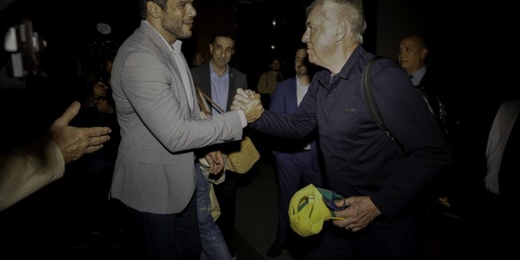 Seguido desde o jatinho, Ancelotti reunirá imprensa de pelo menos oito países e mais de 200 jornalistas