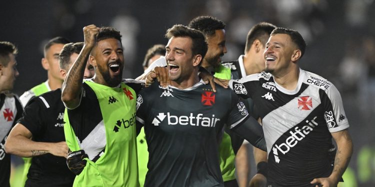 Análise: Vasco sofre apagão no segundo tempo e deve classificação a Léo Jardim